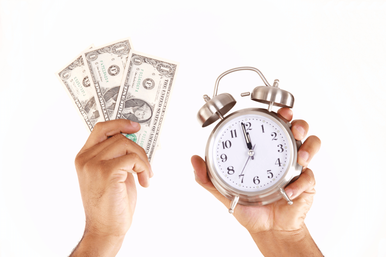 Ręka trzymająca zegar i banknoty symbolizujące czas i pieniądze