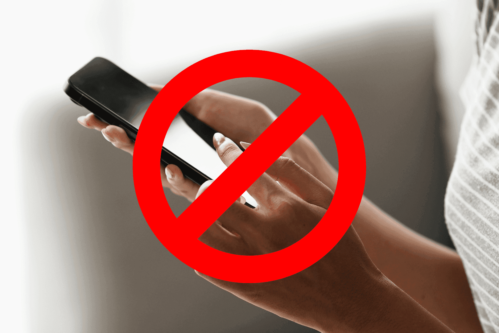 stron-telefon-zakaz-03.webp Dłonie trzymające smartfon, na który nałożony jest duży czerwony znak zakazu – symbol braku responsywności i dopasowania do urządzeń mobilnych.